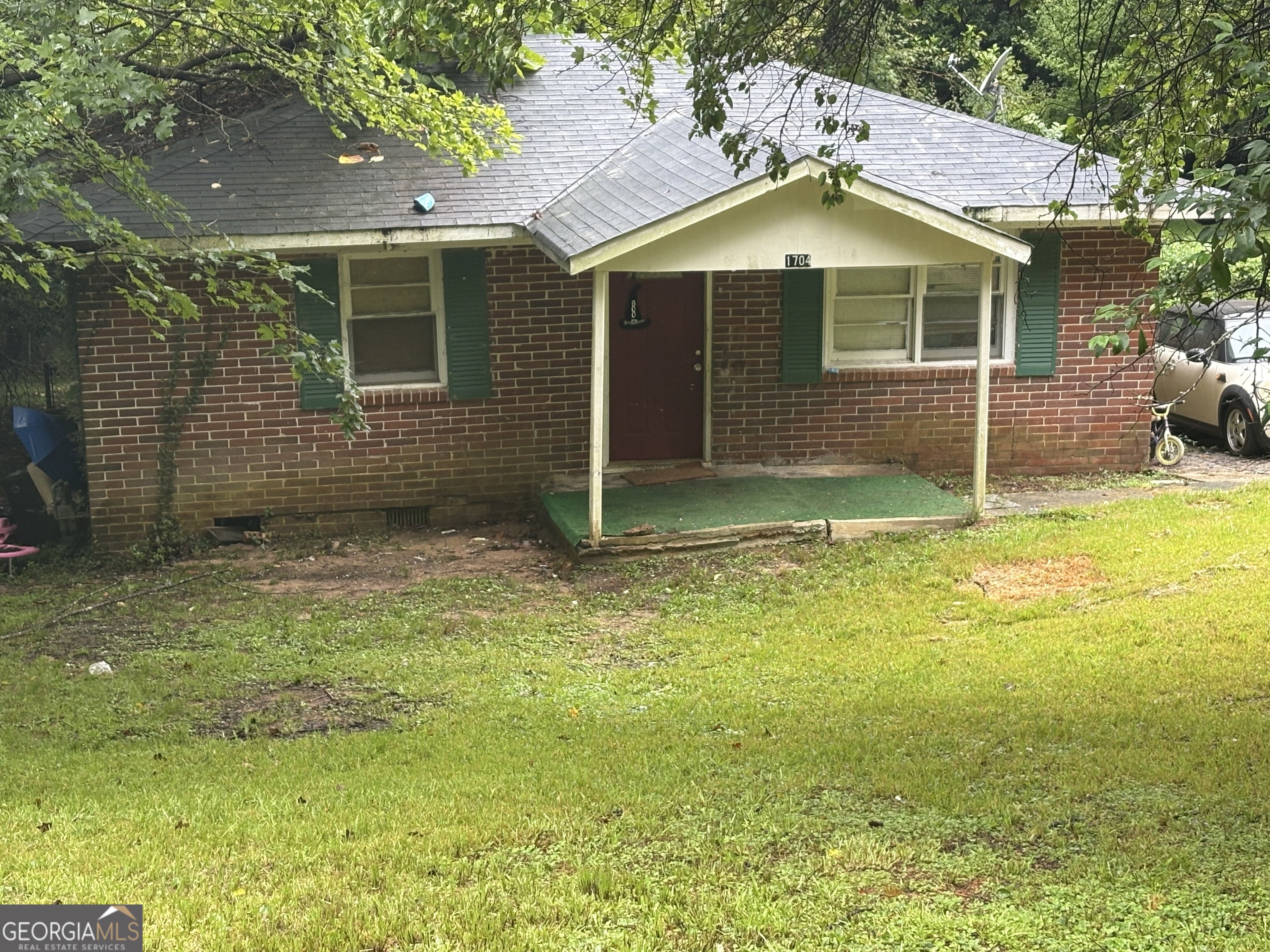 Great opportunity for investors! This 4-bedroom, 2-bath ranch-style home features a spacious layout with a large family room, and generous backyard- ideal for tenants or future resale. Property will need new roof and Hvac. SOLD AS IS