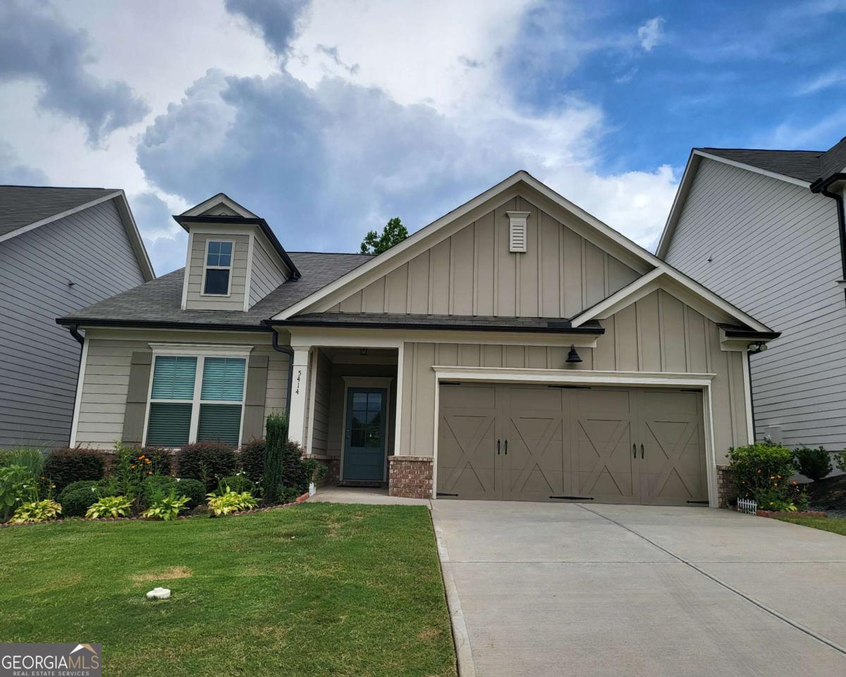Ranch home with 3 bedrooms and 2 bathrooms in Flowery Branch! This beautiful home is only 4 years old and features an open-concept kitchen and spacious living area. Enjoy a wide and welcoming foyer and hardwood flooring throughout the entire house. The kitchen boasts white cabinets with upgraded door knobs, a stylish tile backsplash, stainless steel appliances, and a large granite countertop island highlighted by two cozy pendant lights. The living room impresses with high ceilings, updated light fixtures, and a modern shiplap fireplace with a black wooden mantel. The large primary bedroom features a tray ceiling and ceiling fan, while the primary bathroom offers double sinks and an upgraded walk-in tile shower. Other features include double-pane windows with treatments throughout the home. Step outside to a fenced backyard with professional landscaping and an awesome covered wooden deck: perfect for relaxing or entertaining. Landscaping is maintained by the landlord, so tenants can simply enjoy the beautiful outdoor space. Fantastic location: just minutes from I-985 Exit 12, with quick access to shopping, dining, and Lake Lanier for endless entertainment. The move-in date is negotiable, and furniture can be rented upon request.