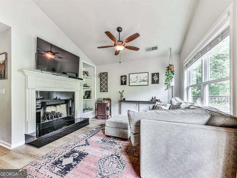 273 Lakeside DR