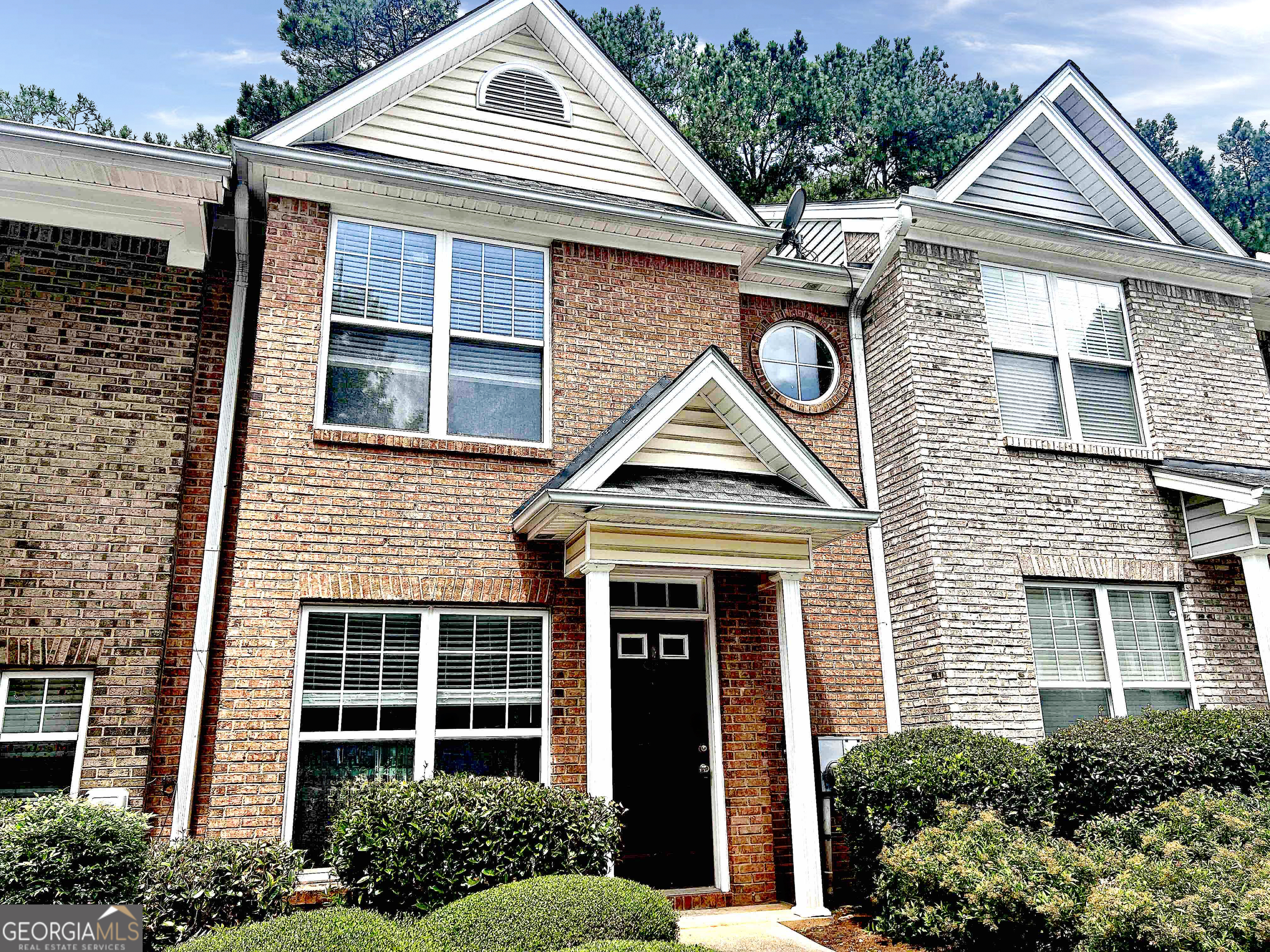Spacious 2BR/2.5BA traditional townhome in Austin Park with tons of potential! Great Layout with separate dining, family room with fireplace, and eat-in kitchen. Ideal for first-time buyers. Convenient to I-20, I-285, Downtown Atlanta & East Lake. Strong ARV potential. Don't miss this opportunity in Decatur!