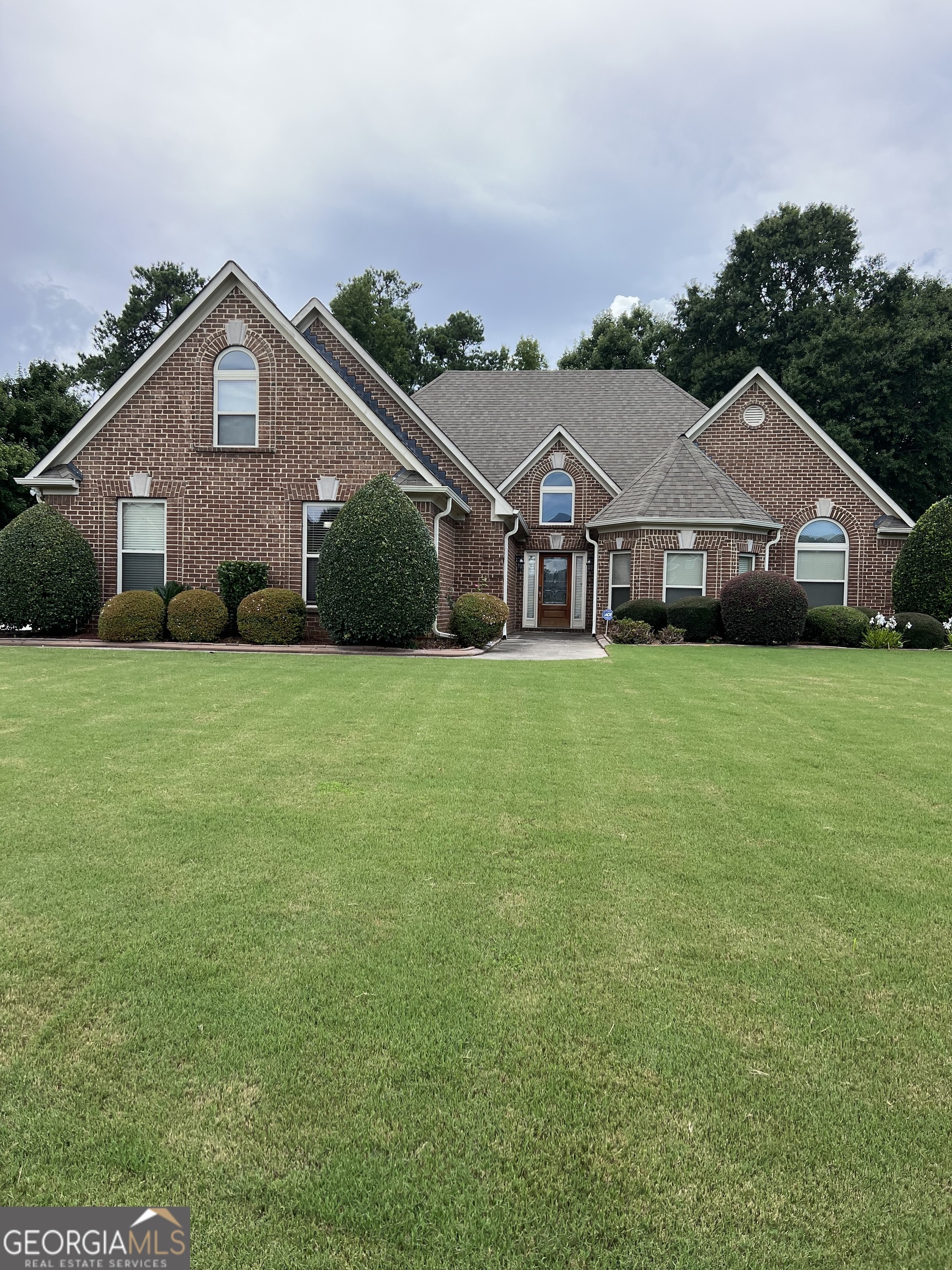 GATED COMMUNITY in the Crystal Lake subdivision with 4 Tennis Courts, swimming pool, Playground, Clubhouse, Fitness Center, and Sidewalks, a beautiful ranch house on a golf course, upscale residential community in McDonough known for its well-kept homes and peaceful vibe. It's close to highways, shopping centers, and several local restaurants, convenient for anyone commuting or juggling long shifts. minutes away from Costco, Sam's Club, Publix, Target, Home Depot, and much more....