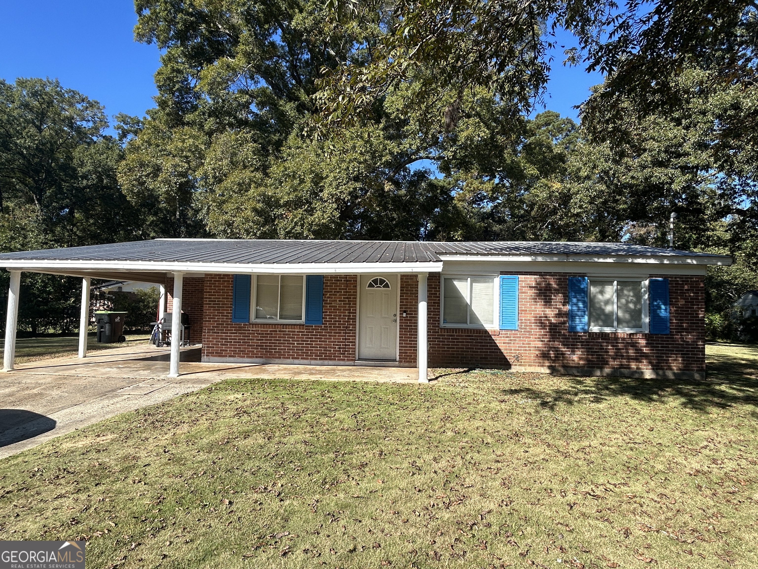 Well-kept all-brick home located on a corner lot in Warner Robins. Features include 3 bedrooms, 1.5 bathrooms, and durable tile flooring throughout. The property has a metal roof and sits on a moderately sized yard. Currently tenant-occupied and producing rental income. Suitable for continued use as an income property or future occupancy.