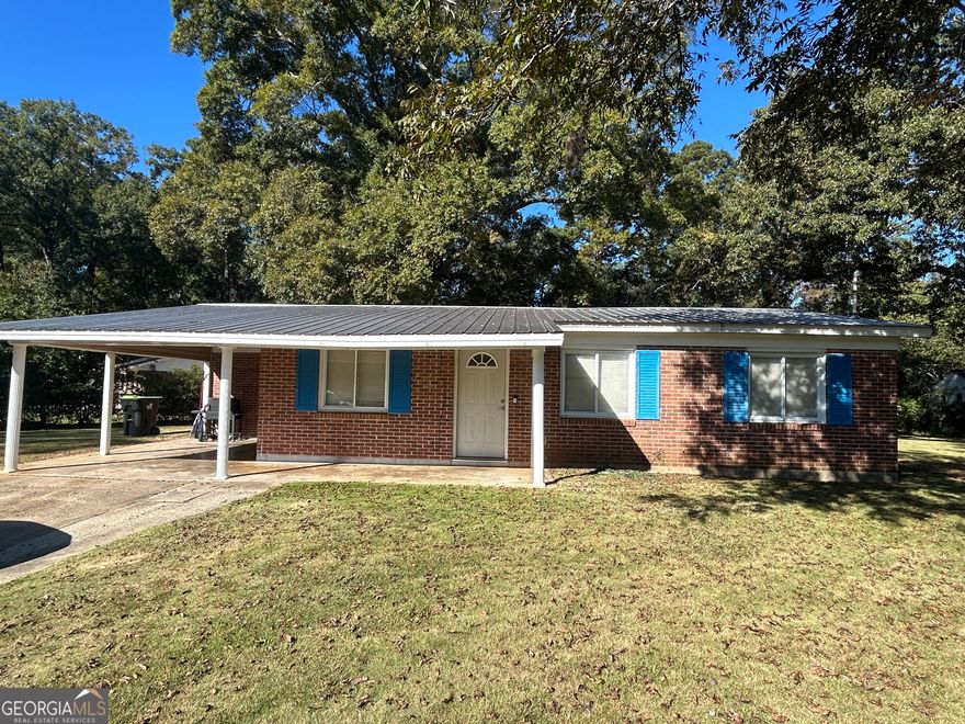 Well-kept all-brick home located on a corner lot in Warner Robins. Features include 3 bedrooms, 1.5 bathrooms, and durable tile flooring throughout. The property has a metal roof and sits on a moderately sized yard. Currently tenant-occupied and producing rental income. Suitable for continued use as an income property or future occupancy.