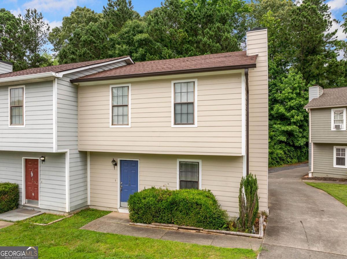 THIS ALL ELECTRICAL 2 STORY TOWNHOME HAS LVP THROUGHOUT AND EXTREMELY SPACIOUS. APPLIANCES INCLUDED AND WASHER/DRYER CONNECTION, TILE FLOORS, FRESHLY PAINTED, LIGHT FIXTURES, MULT-CAR PARKING, YARD SERVICE INCLUDED IN RENT, STORAGE, LAUNDRY ROOM, LARGE CLOSETS, LARGE FAMILY ROOM, BLINDS AND MUCH MORE. WALK TO DOWNTOWN WOODSTOCK AND ENJOY THE NEW SHOPS AND RESTAURANTS THAT ARE ON MAIN STREET. MINUTES AWAY FROM CHATT TECH AND KENNESAW STATE UNIVERSITY AND 25 MINUTES AWAY FROM THE CITY OF ATLANTA. NO PETS ALLOWED.