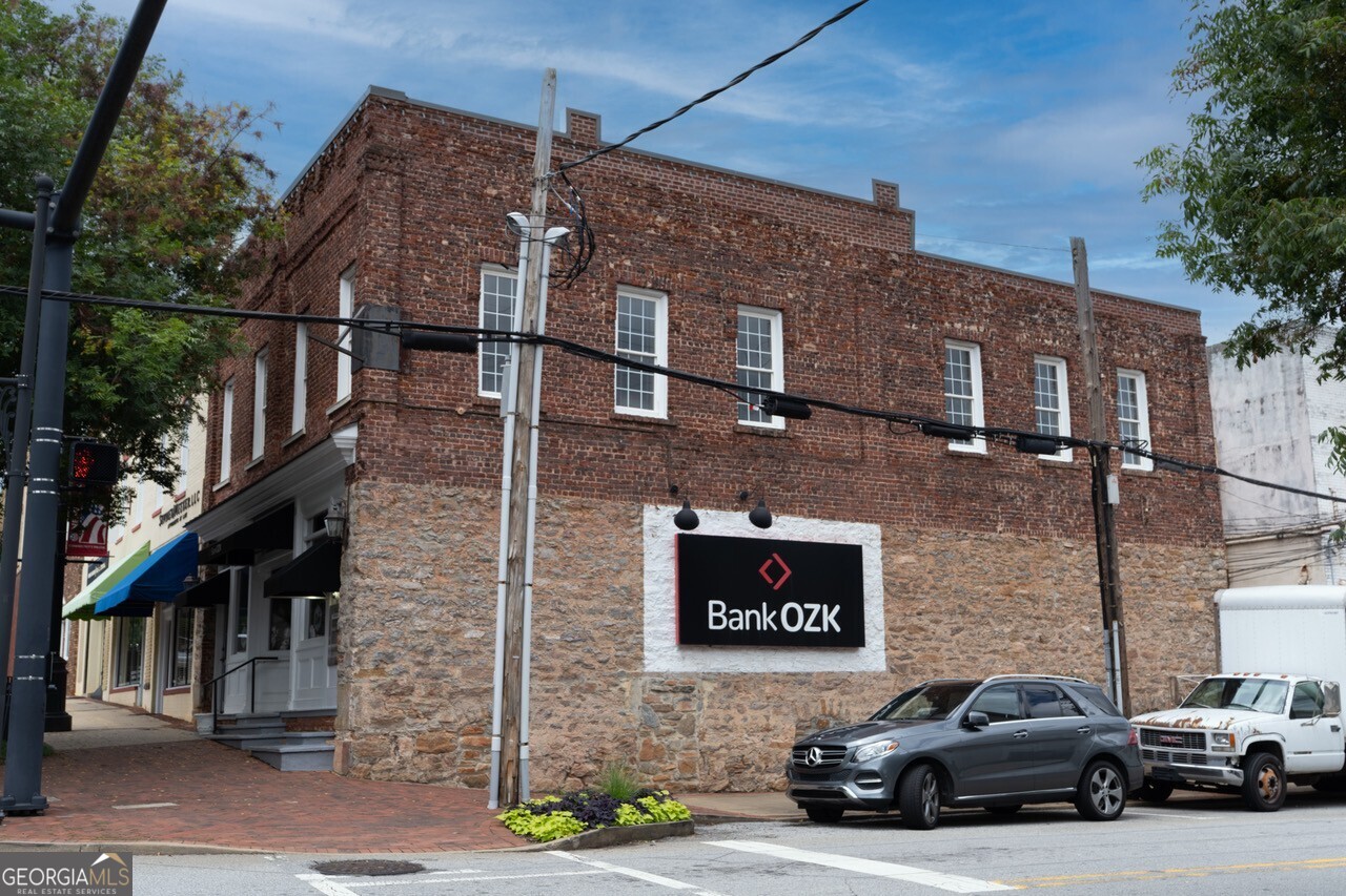 10 E Broad ST
