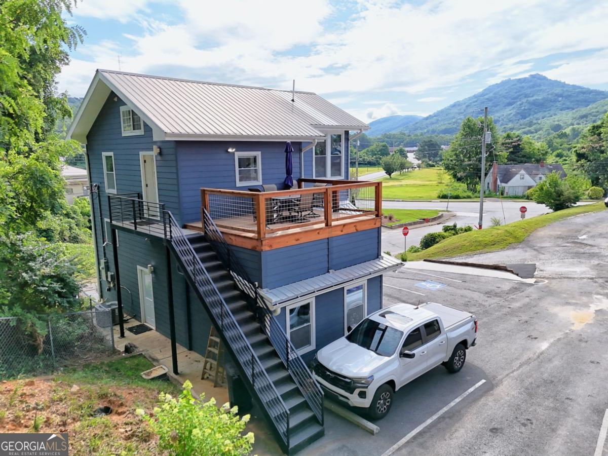 25 Valley ST