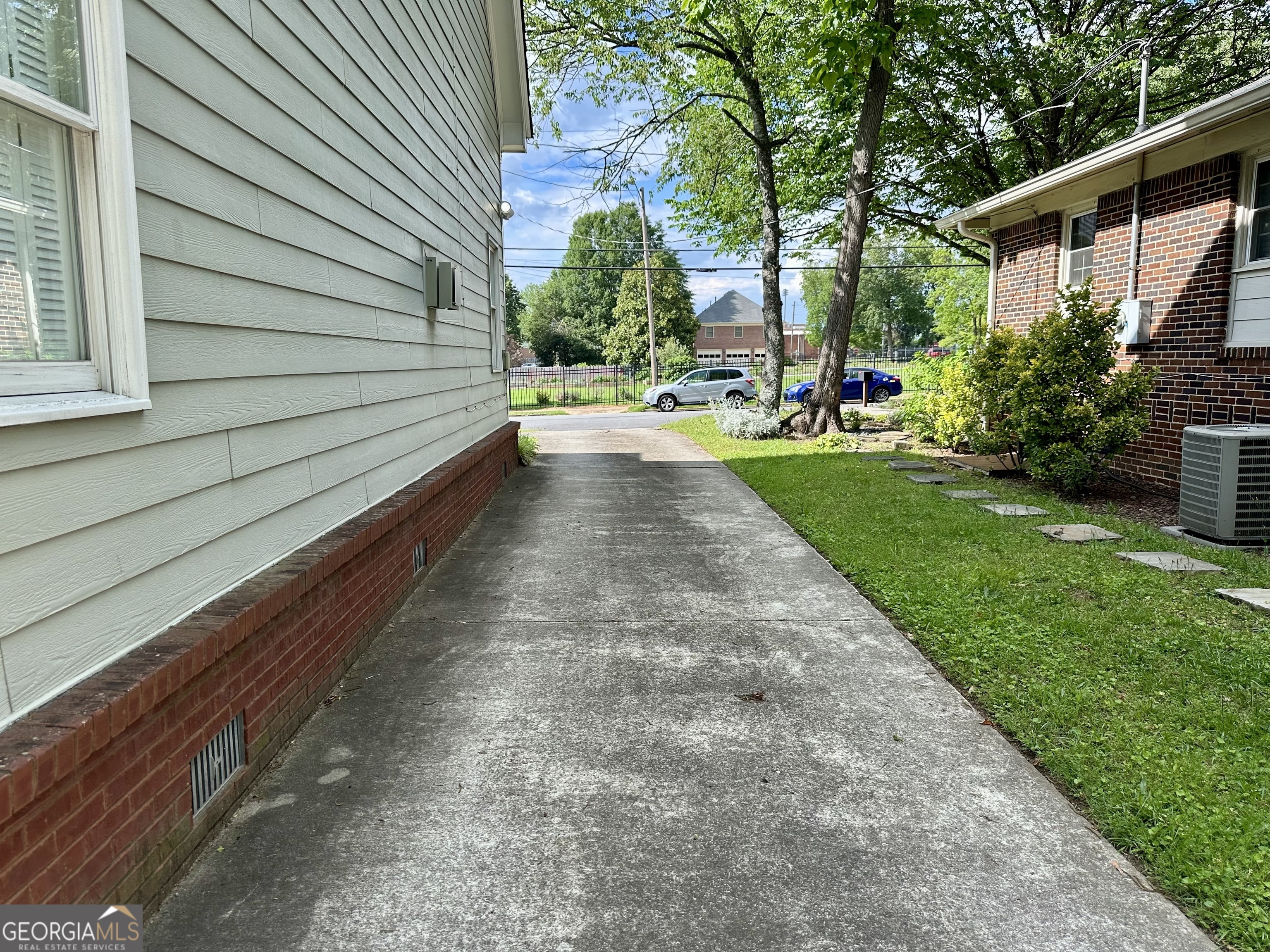 1594 Hardin AVE