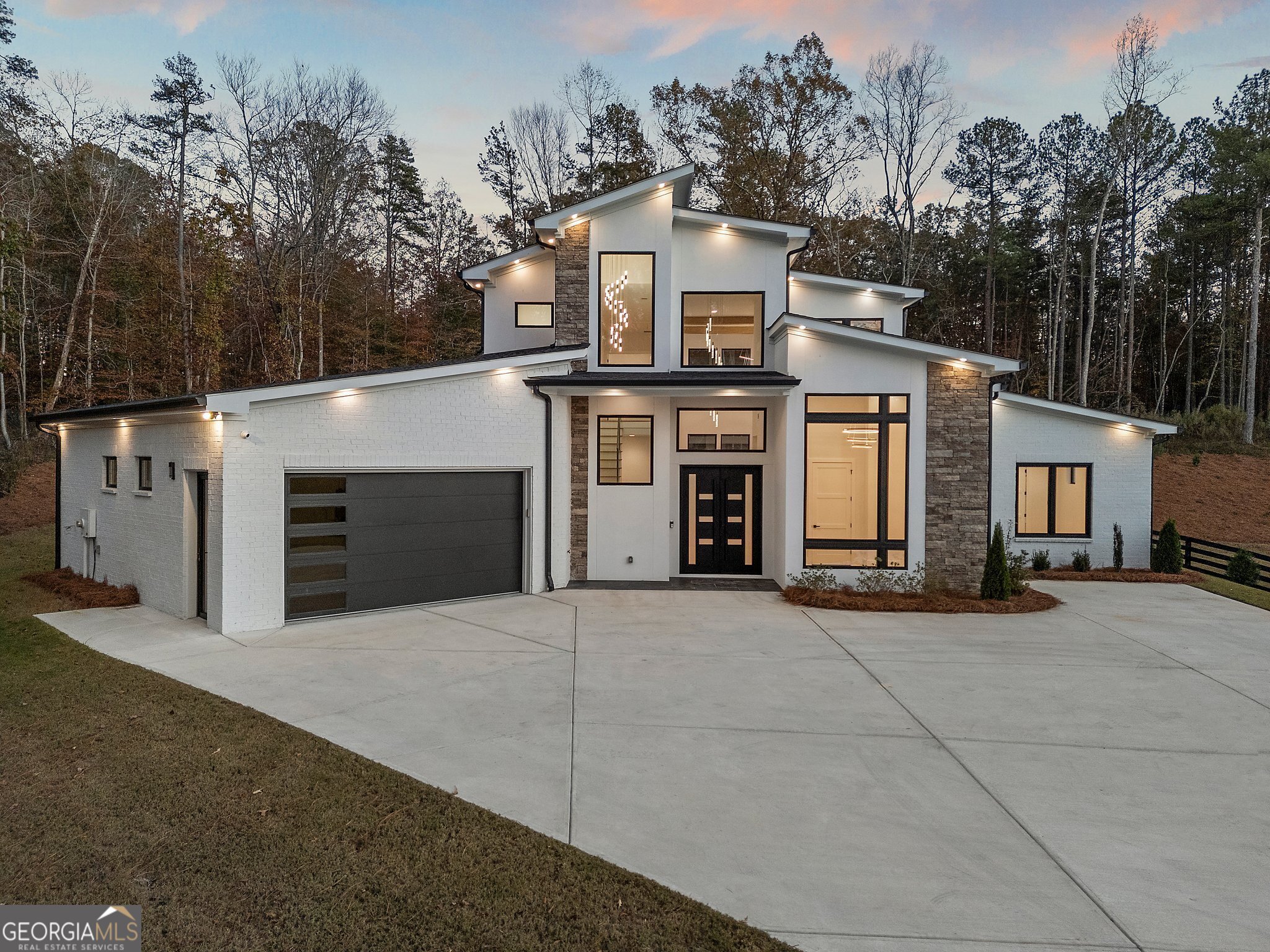 1676 Thomas DR