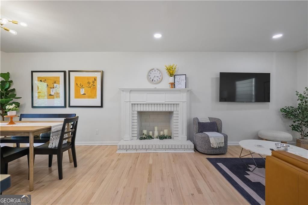 677 Hillandale CIR