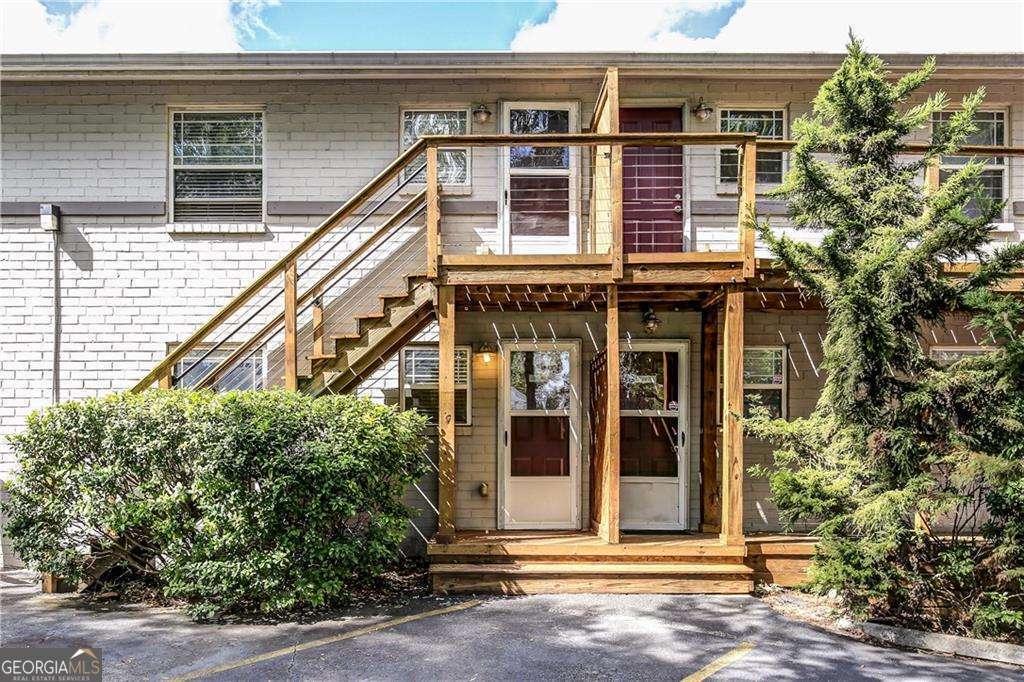 PRICE REDUCED!!!!! MOTIVATED SELLER!!!!! This is a must see cozy, cute 1 bedroom 1 bath condo in a gated community located in the prime Old Fourth Ward area. This cozy spot sits on the ground level with an updated kitchen which includes granite countertops and fresh paint. The flooring consist of tile and hardwood throughout. The covered patio is the perfect place to sit and have your morning coffee while enjoying the fountain view. You are literally steps away from everything from the Atlanta beltline to the dog park, coffee shops, Edgewood Pizzeria and the famous Slutty Vegan. If you decide to drive anywhere the highways are easily accessible. Cityscapes definitely has the lowest HOA fees in the area, come on out and check it out you will not be disappointed.