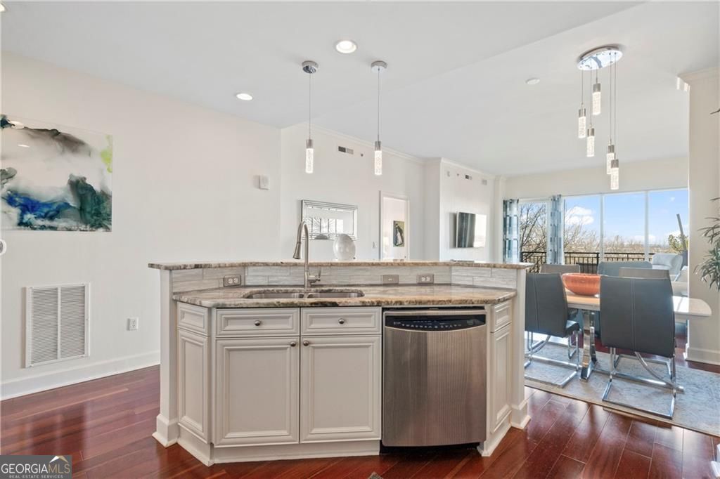 Atlanta, Georgia 30339, United States, 2 Bedrooms Bedrooms, ,2 BathroomsBathrooms,Residential,Active,126610