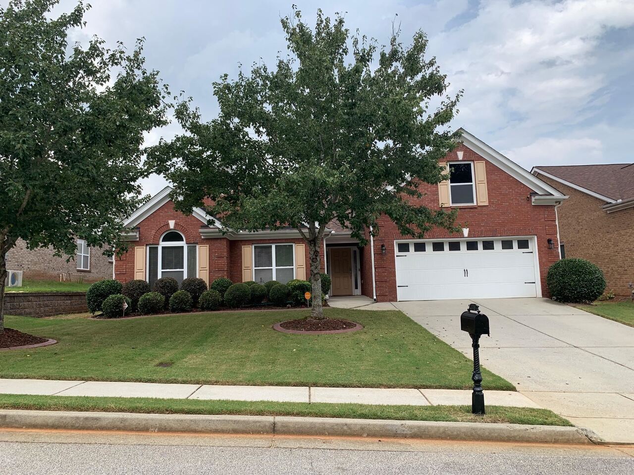 Very nice ranch style home for rent in Lawrenceville. Great open concept with 3 Bedrooms , 2 Baths on main, with bonus room upstairs that would make an ideal office. Spacious eat in kitchen, see through fireplace in great room, and floors throughout. Owner's Suite is a nice size with custom closet, double doors and views of the peaceful covered back patio. Simonton Glen is walking distance to elementary school, grocery stores, and close proximity to parks and freeway.