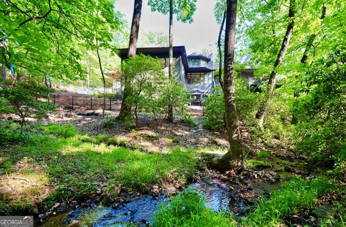 220 Wake Robin DR