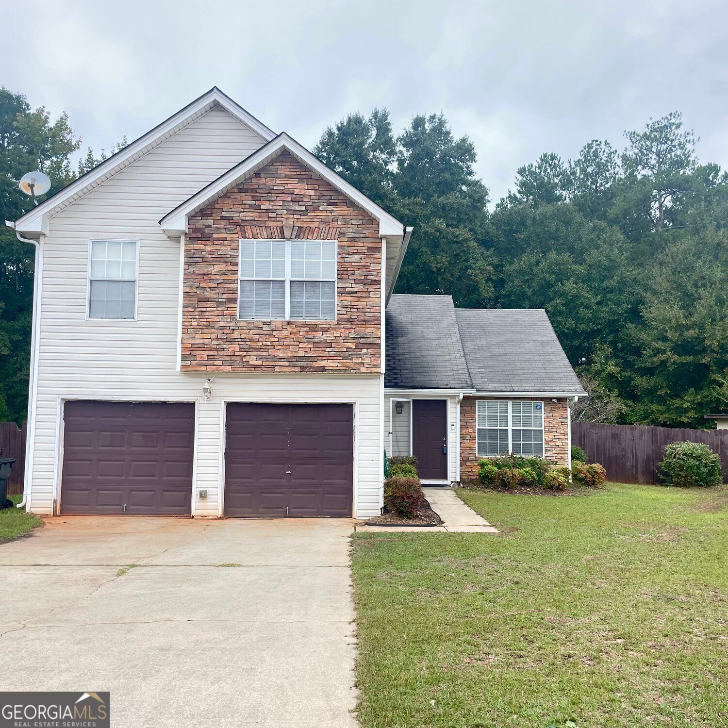 660 Meadows LN
