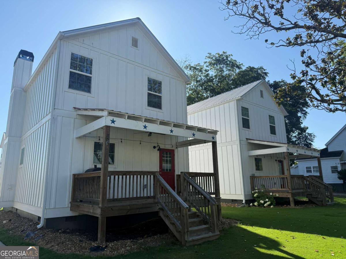 2 Bedroom, 2.5 Bathroom home in a community conveniently located in the heart of Gainesville. Close to schools, grocery, restaurants, NE Ga Medical Center and Francis Meadows Aquatics Center. Rent includes water, trash & landscaping.