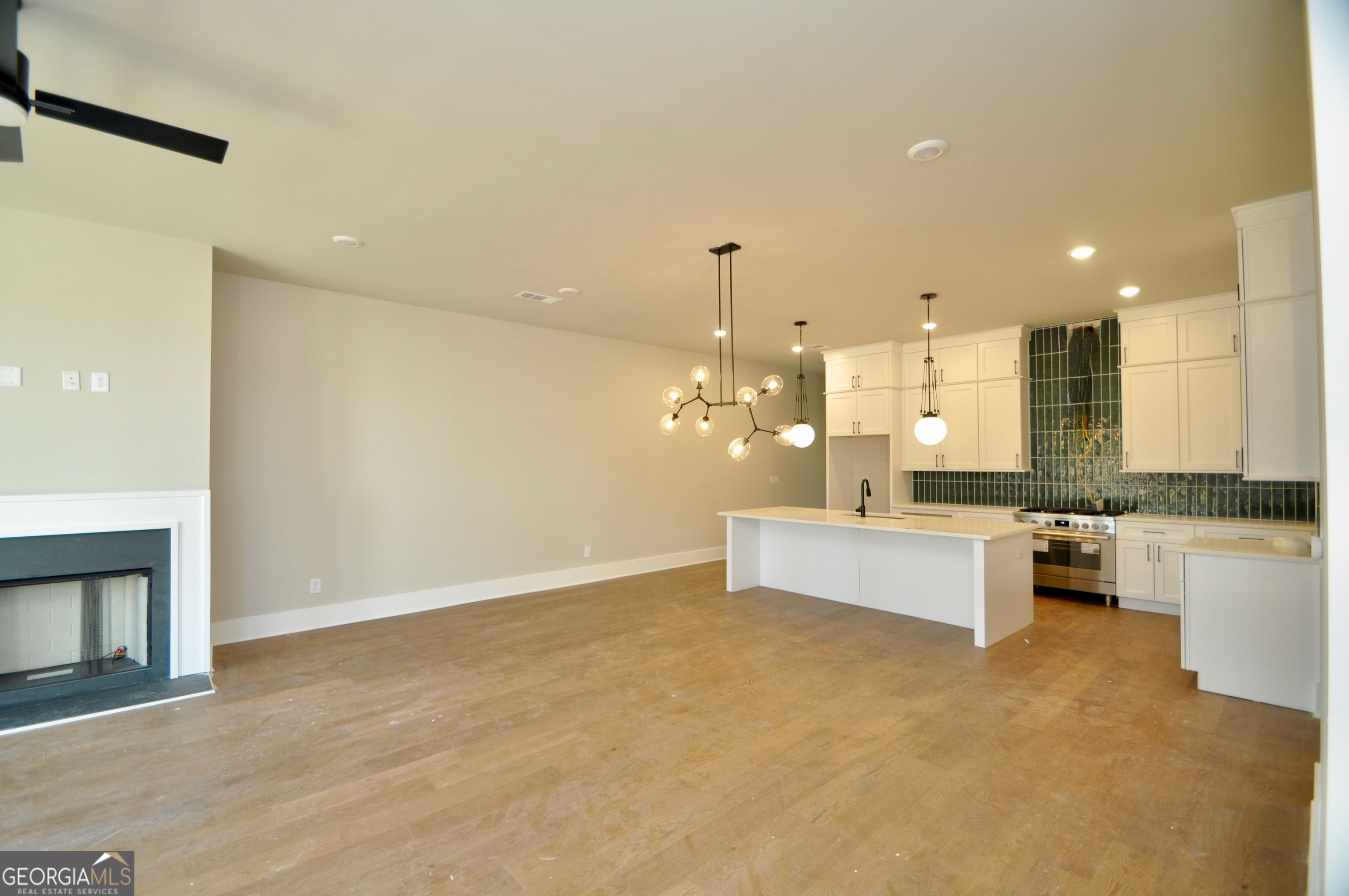 1121 Watson LN E2