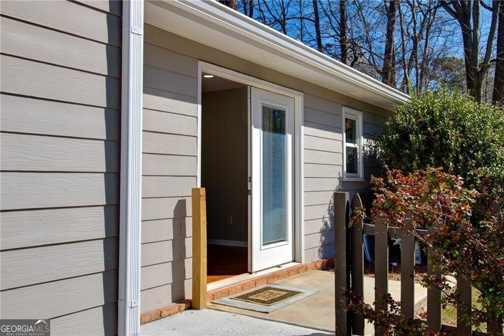 Modern 1 bedroom, 1 bathroom suite in East Cobb, featuring its own entrance, new kitchen with stainless steel appliances, hardwood floors, and in-unit laundry with a new washer and dryer. Includes parking next to the entrance and a private side yard for personal use. Located in a quiet and peaceful area, conveniently close to Whole Foods, East Cobb Park, and various shopping and dining options. 12 months+ rental term. Utilities included in monthly rent.