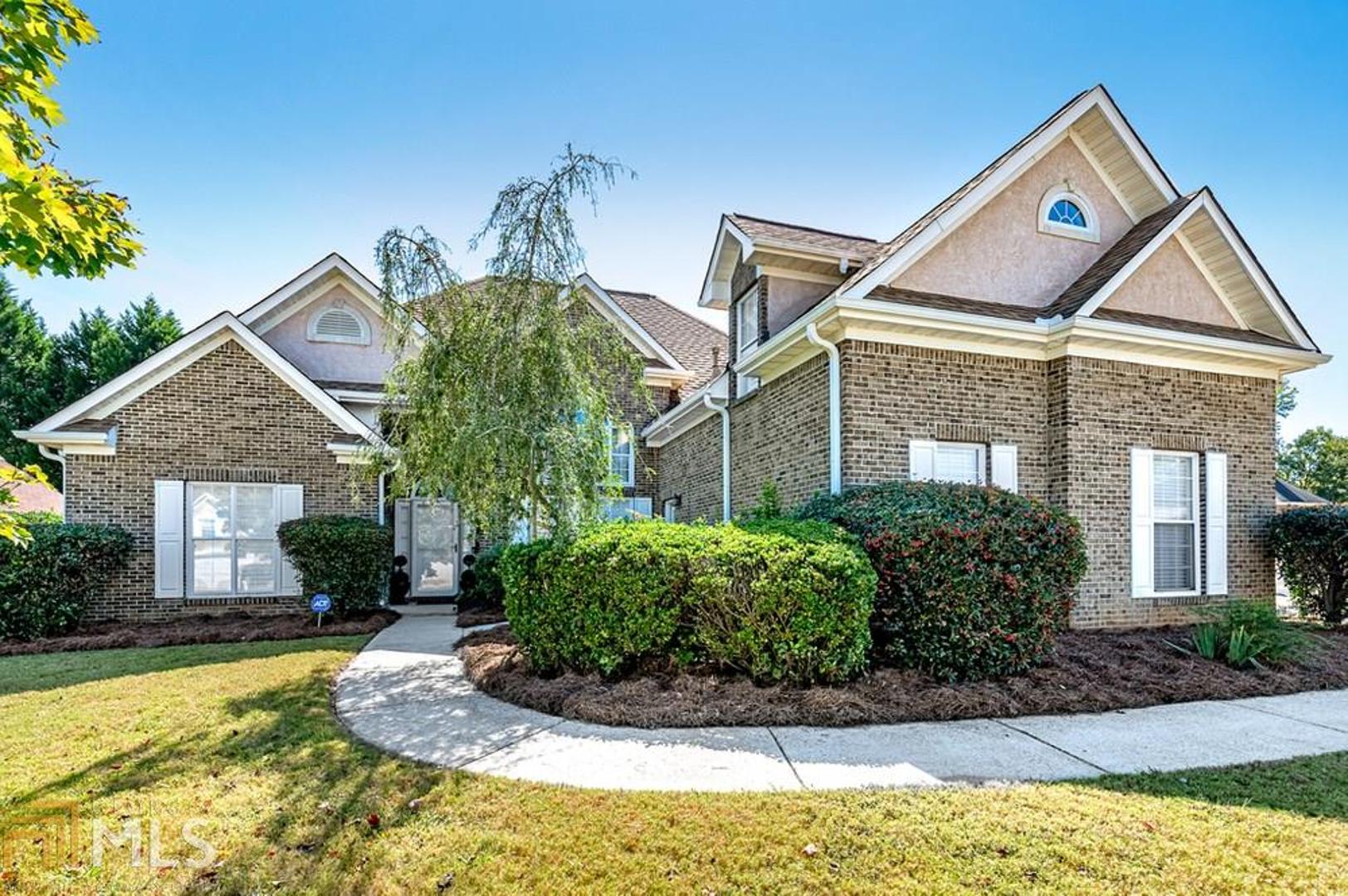 GORGEOUS AND WELL MAINTAINED RANCH IN A SUPER GREAT LOCATION!!! OPEN THE FRONT DOOR AND YOU'LL BE GREATED WITH BEAUTIFUL HARDWOOD FLOORING AND AN OPEN FORMAL DINING ROOM. FEATURES INCULDE SPACIOUS FAMILY ROOM AND KITCHEN WITH BREAKFAST BAR, GRANITE COUNTER TOPS, EAT-IN KITCHEN AREA. WALK INTO THE OWNERS SUITE WHICH HAS A SITTING AREA AND BAY WINDOW AND CONVENIENTLY WALK OUTSIDE ONTO THE BACKYARD PATIO RIGHT FROM THE OWNERS SUITE. NICE SIZE GUEST BEDROOM ON THE MAIN WITH A BONUS ROOM THAT YOU CAN USE FOR AN OFFICE, LIBRARY OR EASILY CONVERT INTO A 4TH BEDROOM. YOU'LL FALL IN LOVE WITH THE OVERSIZED BEDROOM UPSTAIRS THAT HAS IT'S OWN BATHROOM. ROOF IS ONLY 7 YRS. CLOSE PROXIMITY TO I-75, GROCERTY STORES, RESTAURANTS, SHOPPING, GYM AND ONLY 28 MINUTES TO ATLANTA AIRPORT AND 25 MINUTES TO DOWNTOWN ATLANTA.