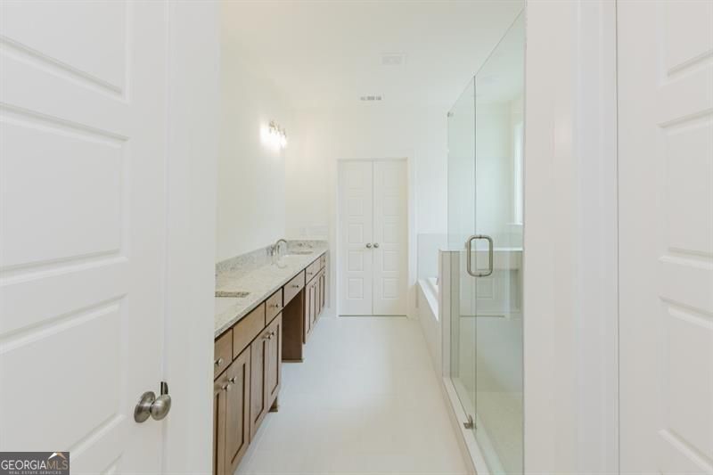 Gainesville, Georgia 30506, United States, 4 Bedrooms Bedrooms, ,5 BathroomsBathrooms,Residential,Active,238943