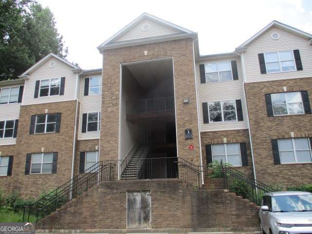 Move in Ready. Reside in luxury in the HUGE Owner's suite. Enjoy quiet evenings in your living room watching movies or reading a good book. Your kitchen is quaint which makes it very convenient to prepare quick meals. Easy access to I-20. Stonecrest Mall is only 5 miles away. That's great shopping and awesome dining. The Beautiful and Enjoyable Stone Mountain Park is only 12 miles away. Stone Mountain Park is always available for entertaining, relaxing and having fun. Look no further. 3209 Fairington Drive is waiting for YOU! WELCOME HOME!