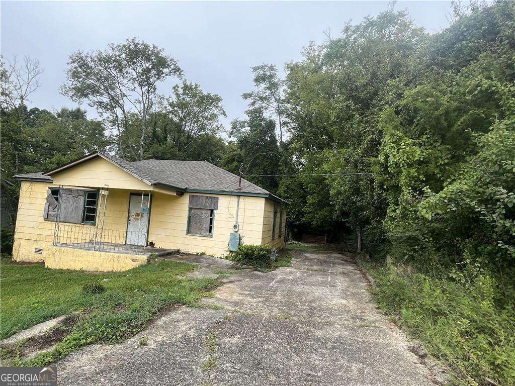 Excellent Investment Opportunity in Macon Georgia with this 1,312 sqft 3 Bedroom 1 Bathroom House. This property is in need of TLC and repairs to have its potential fully realized. The Shingle Roof has been replaced within the last 2 years. This house is close to both I-16 and I-75 and minutes from downtown Macon and Mercer University.