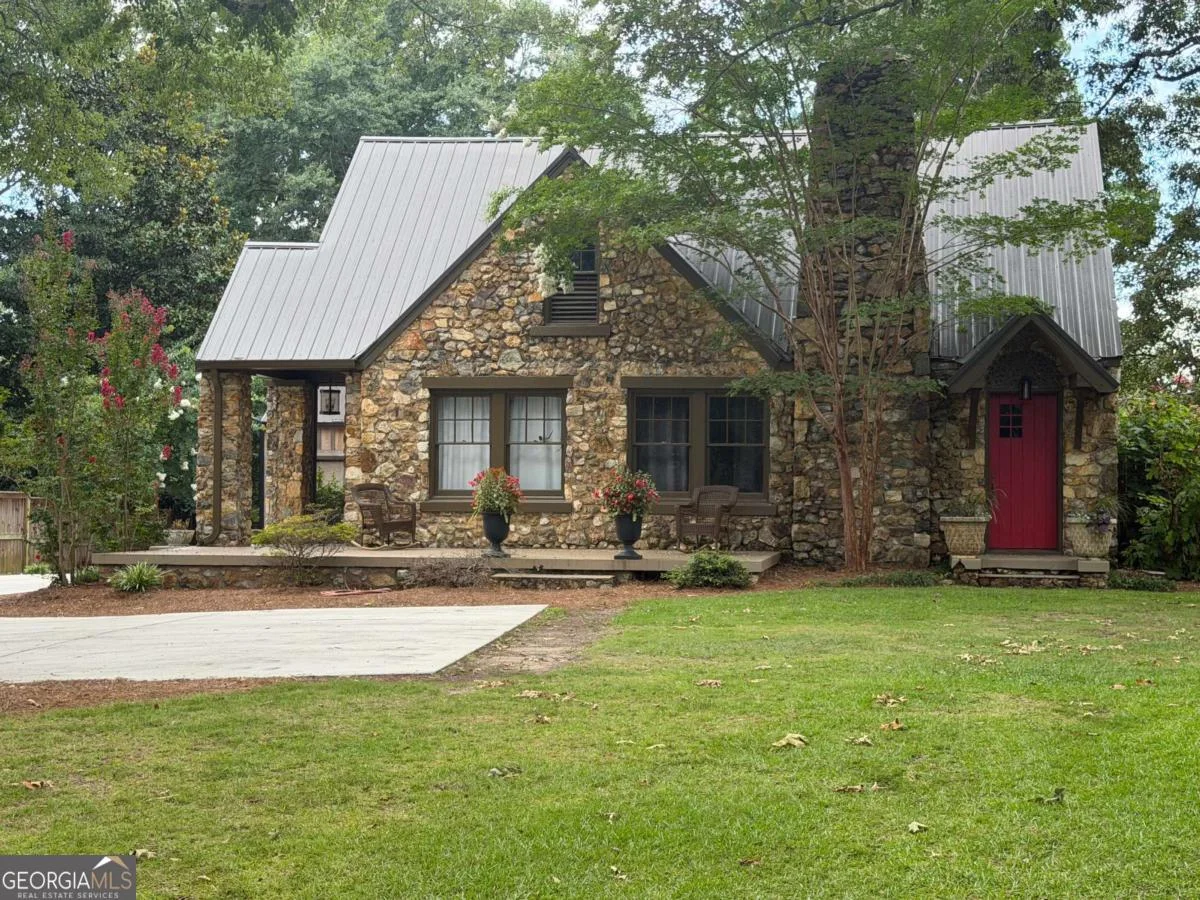 607 N College Street