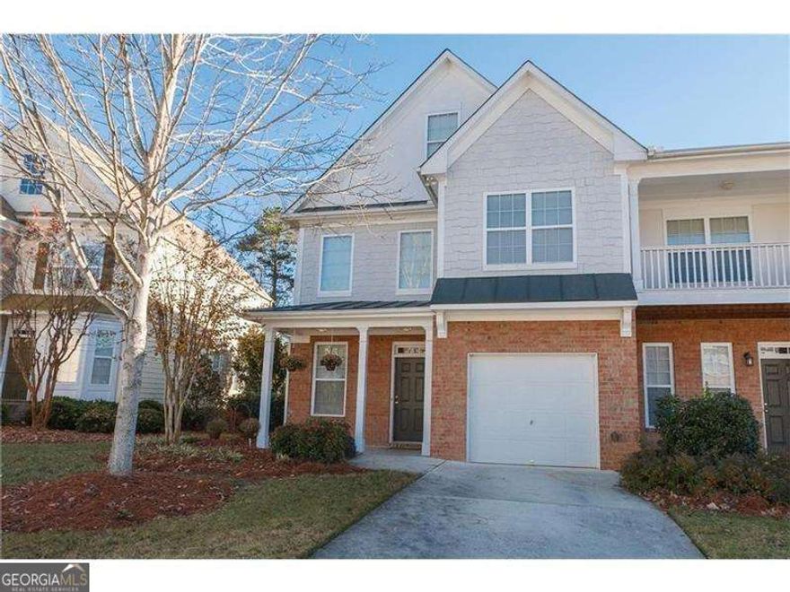 THIS BEAUTIFUL TOWNHOME IS LOCATED ON A CORNER LOT IN POPULAR ST. CLAIRE NEIGHBORHOOD IN A SWIM COMMUNITY WITH TWO MASTER SUITES WITH GARDEN TUBS IN BATHROOMS WITH DUAL VANITY AND ONE ON MAIN FLOOR.  KITCHEN FEATURES GRANITE C/TOP, BLACK APPLIANCES, BREAKFAST BAR, TILE FLOOR, WALKIN PANTRY, 2 STORY GREAT ROOM W/GAS LOG F/PLC. ATTACHED GARAGE, LEVEL DRIVEWAY FOR 2 CARS, MOVE IN READY. CLOSE TO GA 400 AND WINDWARD SHOPPING AREA, AND GREAT SCHOOL DISTRICT AND VERY CLOSE TO NEW FORSYTH HALCYON, PLENTY OF GUEST PARKING SPOTS IN THE NEIGHBORHOOD.