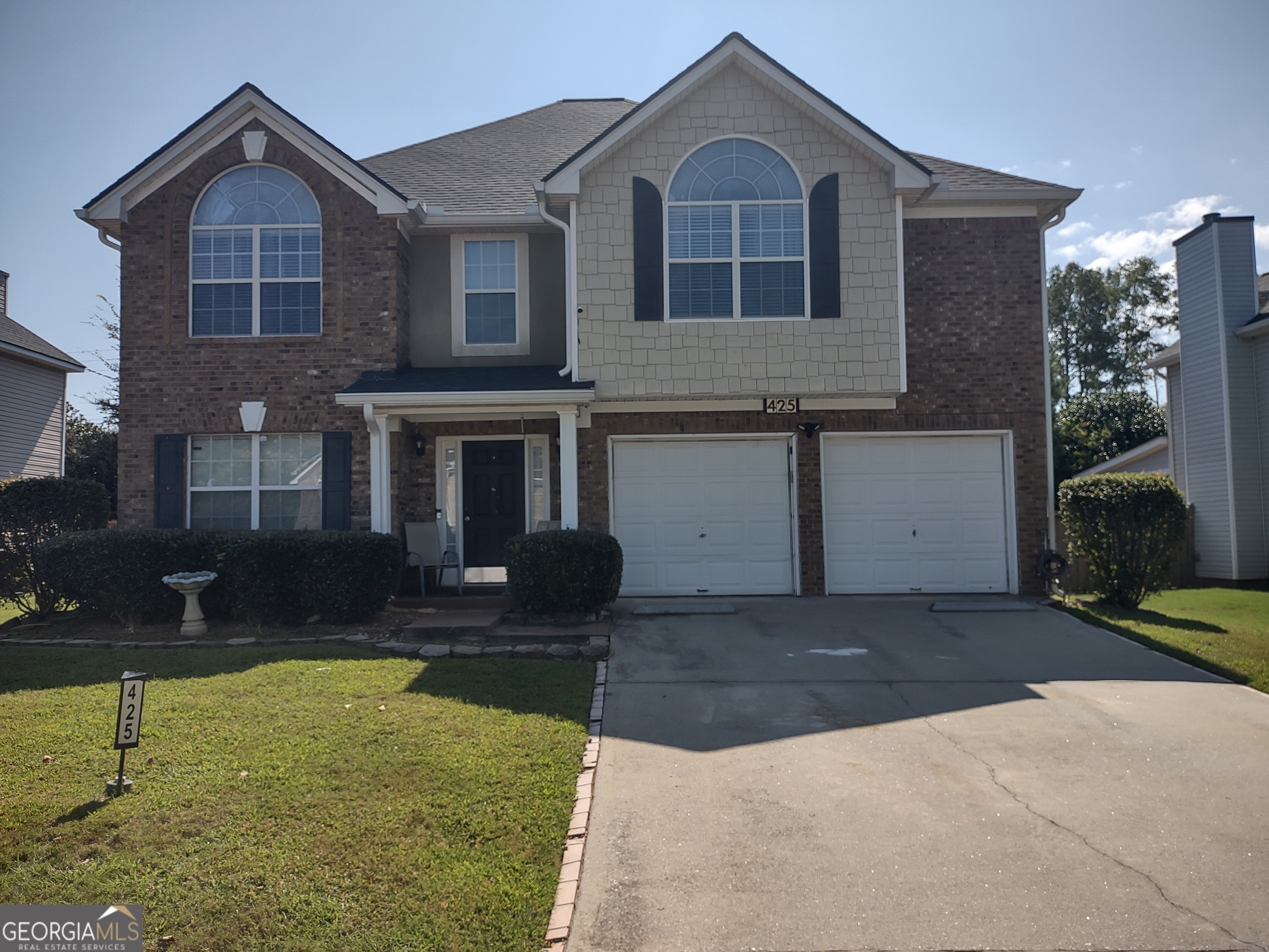Huge 4 bedroom 2 and half bath, and over 2600 sq ft of comfortable living space. Very nice home in a great Fulton neighborhood. It's in close proximity to the airport and highway 85, and lots of amenities all around...banking, shopping, dining, libraries and parks etc. This is a beautiful home that is very well laid out, which enhances functionality.