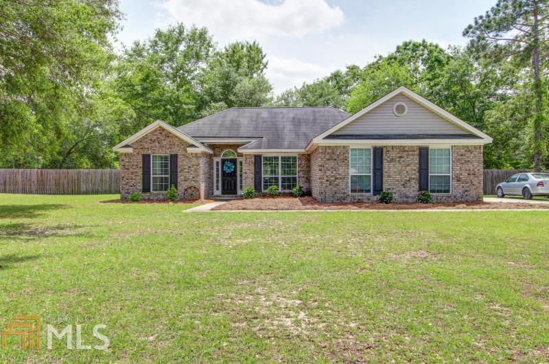 THIS 3 BEDROOM / 2 BATH HOME IS IN MOVE-IN CONDITION. GORGEOUS NEW WOOD FLOORS IN FAMILY ROOM, DINING ROOM AND HALLWAY. OPEN FLOOR PLAN WITH SIDE ENTRY GARAGE. PRIVACY FENCED YARD IN QUIET NEIGHBORHOOD.
