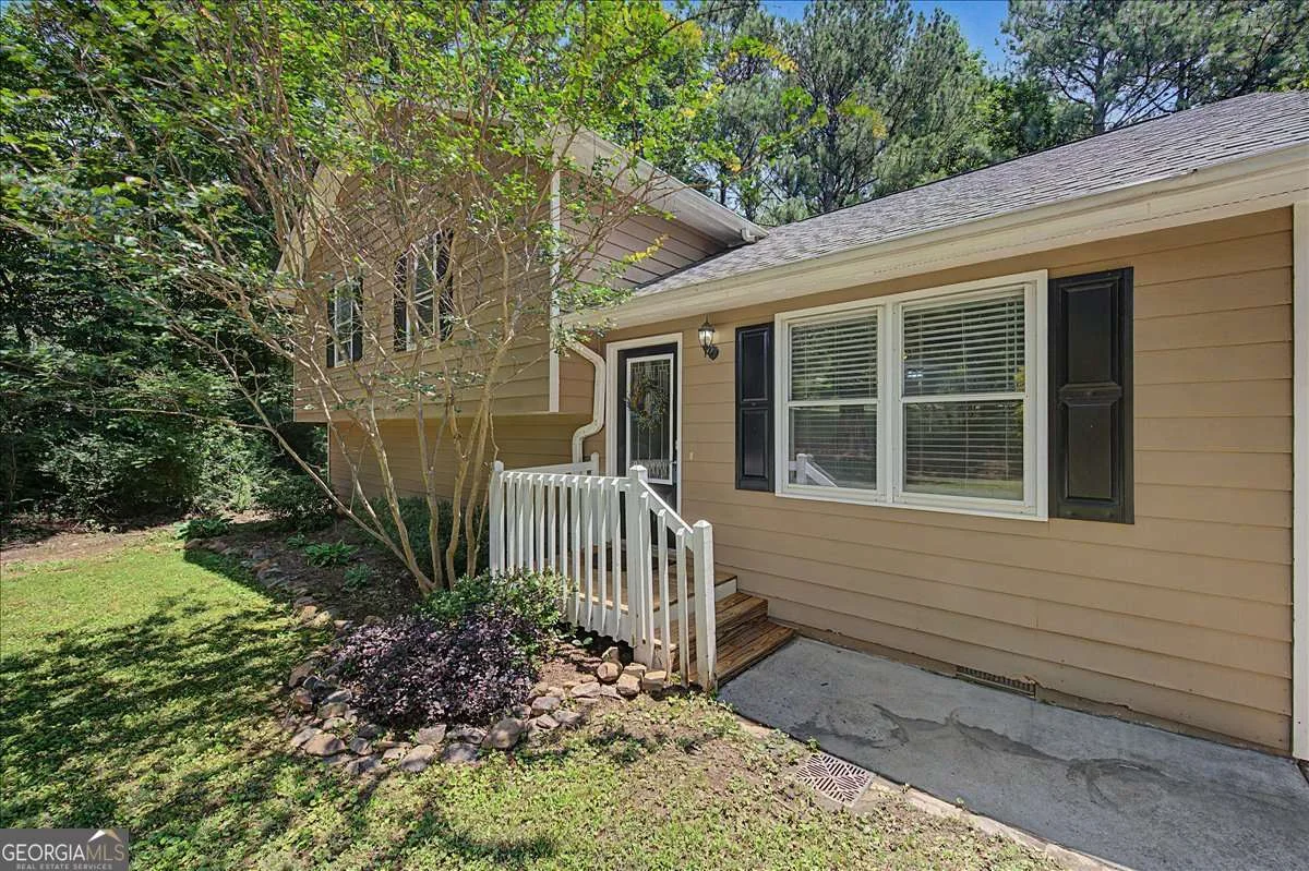 558 NE Peeples Valley Road