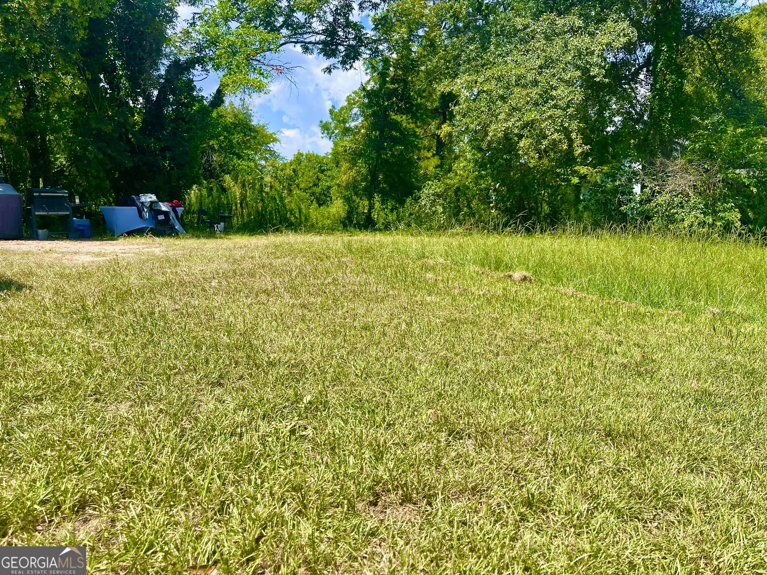 Close to Riverside Dr, and a quick drive to downtown. Level lot, great for a quick build.