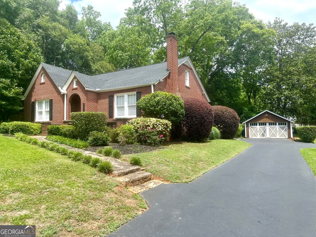 Photo of 704 Woodland Dr, Griffin, GA 30224 (MLS # 10769496)