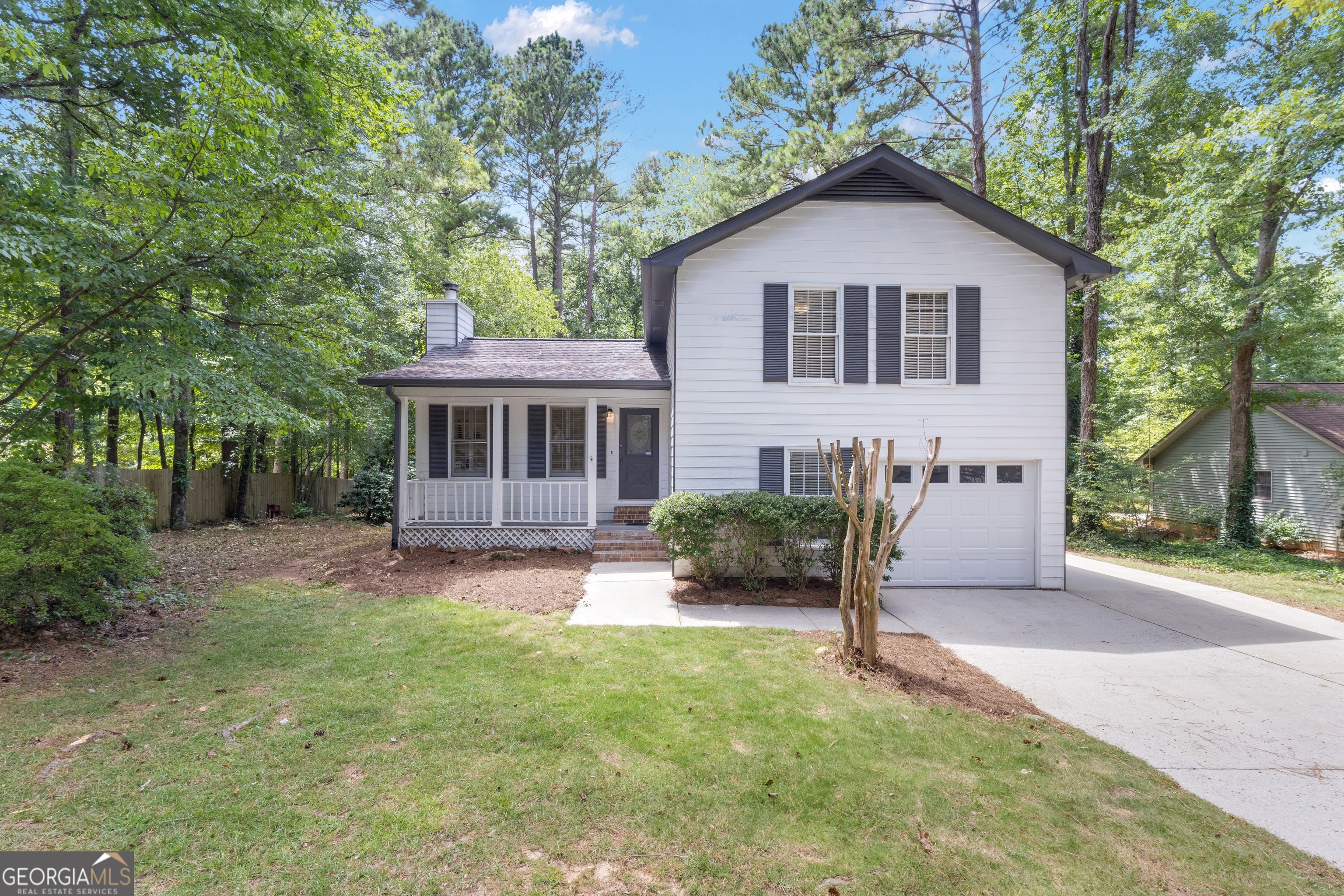 Cute split-level home in south Peachtree City! Recently refreshed including fresh paint and a new deck. Conveniently located close to the Wilshire Pavilion shopping center and about 1 mi to local Fayette County school complex with Peeples Elementary, Rising Starr Middle, and Starr's Mill High. Neighborhood is well connected to the Peachtree City's Multi-Use Path System for golf carts, biking, and pedestrians with over 100 miles pf paths that connect to local parks, schools, and shopping centers.