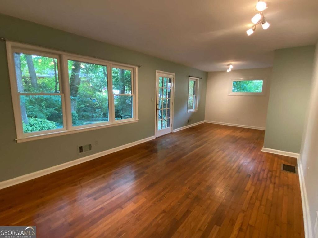 Photo of 1975 Clearwater Drive SE, Marietta, GA 30067 (MLS # 10693305)