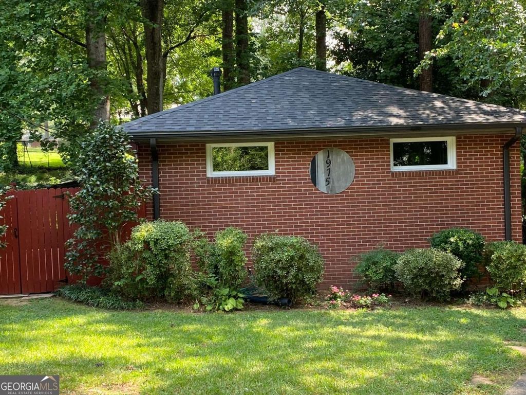 Photo of 1975 Clearwater Drive SE, Marietta, GA 30067 (MLS # 10693305)