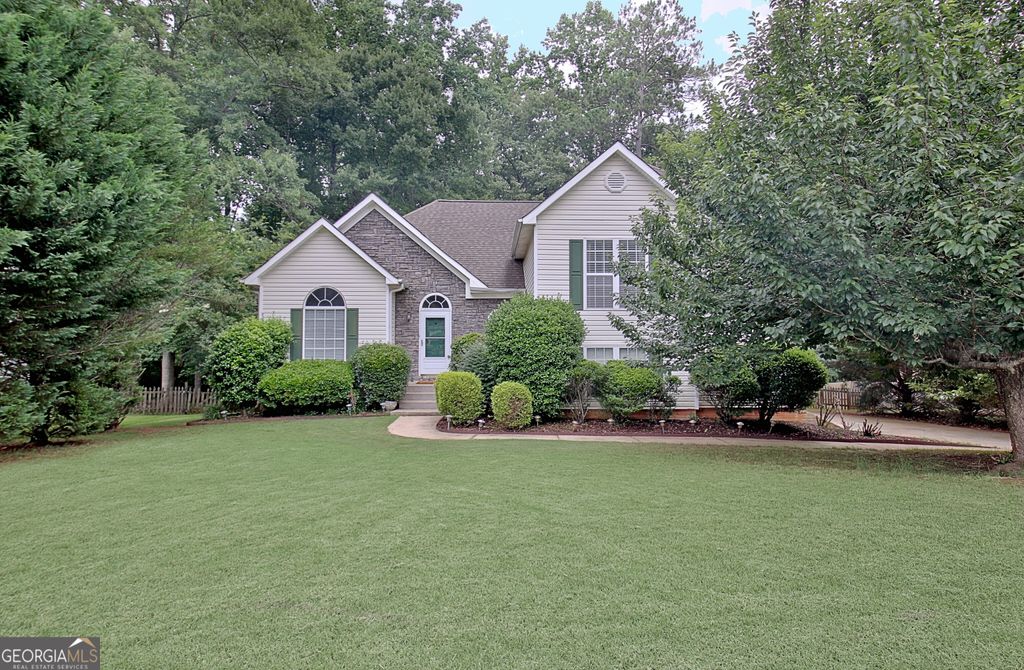 Photo of 98 Pheasant Ridge, Newnan, GA 30265 (MLS # 10775181)