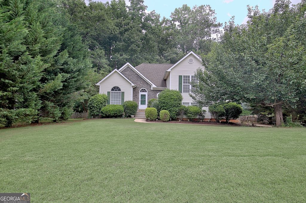 Photo of 98 Pheasant Ridge, Newnan, GA 30265 (MLS # 10775181)
