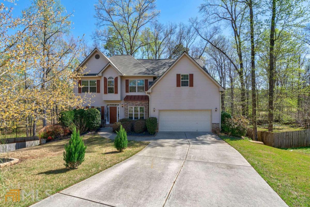 If you are looking for a cozy home, this is the home for you! With a 2 story foyer, hardwood floors, formal living room/office, formal dining room, 2 story family room, kitchen with a view to the family room, granite countertops, white cabinets, stainless steel appliances, spacious master bedroom with separate tub and shower, a walk-in closet all on an unfinished basement this home will definitely not last long.