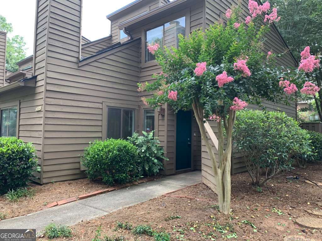 Freshly renovated 2 bedrooms 2 1/2 bathrooms, corner townhouse in east cobb, unit has Dining room, Living room with fire place, Kitchen with breakfast room, fenced back porch, pool and tenis court in the subdivision, and plenty more. its a must see unit