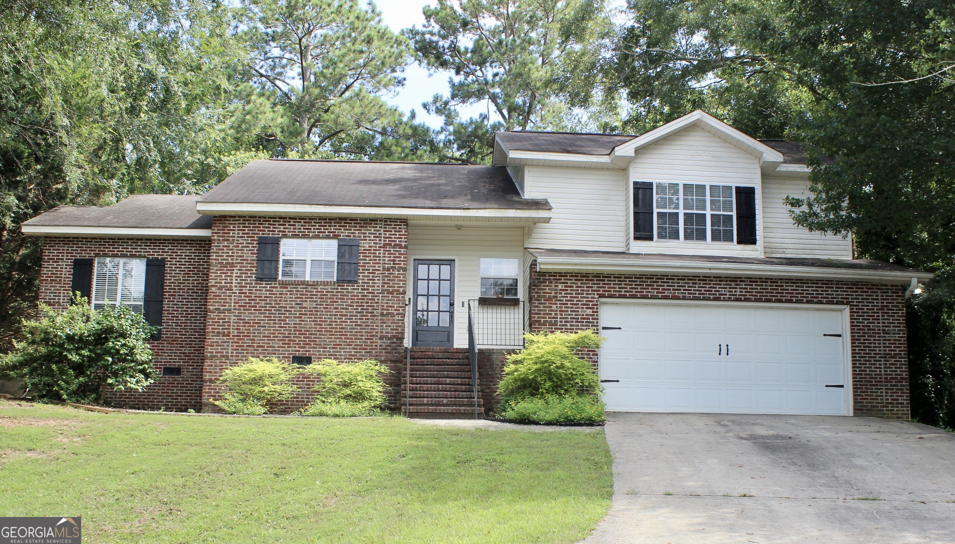 Charming 3-Bedroom Tri-Level Home with Bonus Office in Byron, GA Welcome to 125 Buckskin Trail - a beautifully maintained 3-bedroom, 2-bathroom home offering 1,855 square feet of comfortable living space in a quiet neighborhood in Byron. This tri-level home features an additional office space which provides the perfect opportunity for a fourth bedroom, home gym, or playroom - ideal for families or remote work needs. The large master bedroom features a walk-in closet, double vanity sinks, and garden tub. Located just minutes from schools, shopping, and dining, this property is a must-see. Schedule your showing today and discover the potential of 125 Buckskin Trail!