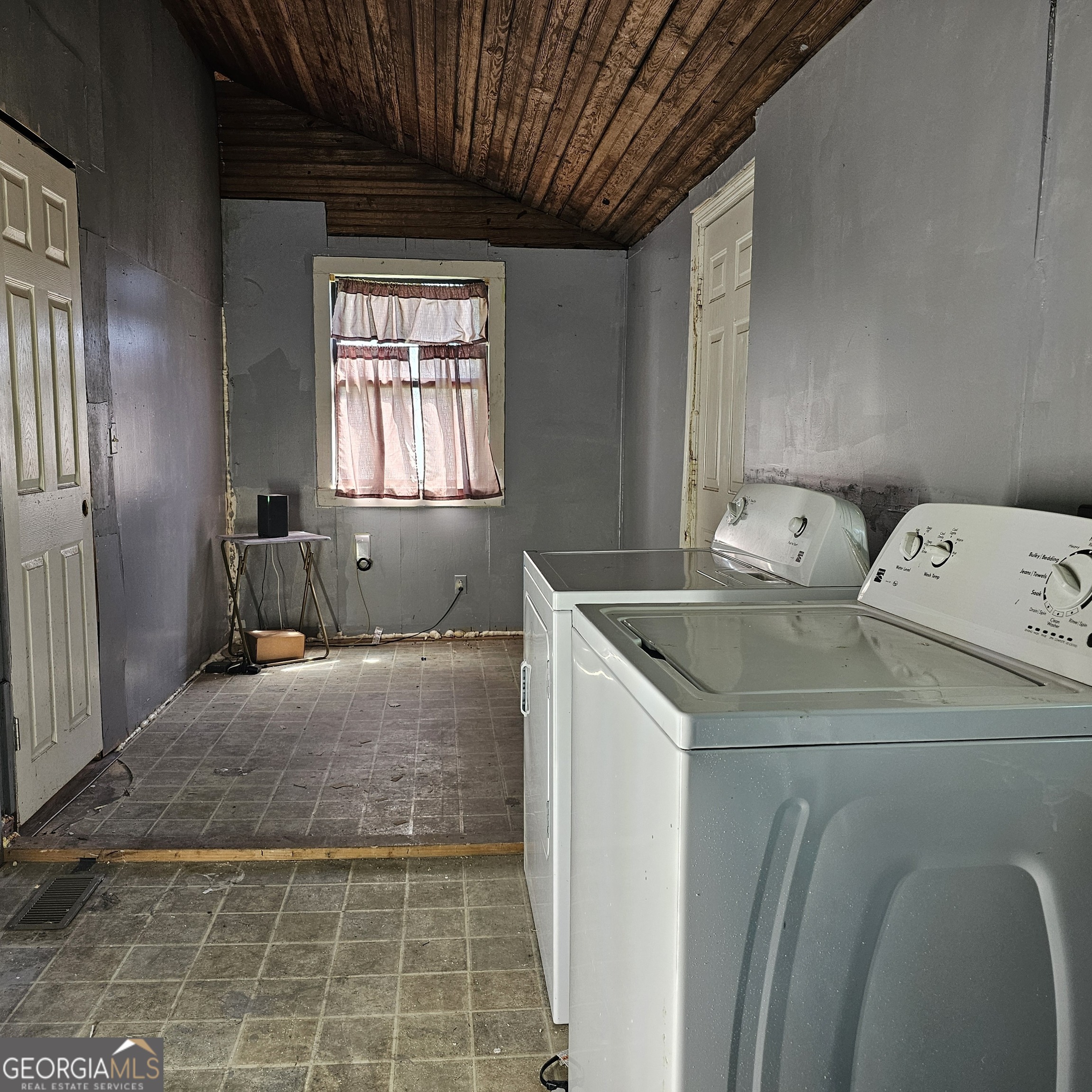 Tennille, Georgia 31089, United States, 3 Bedrooms Bedrooms, ,1 BathroomBathrooms,Residential,Pending,81479