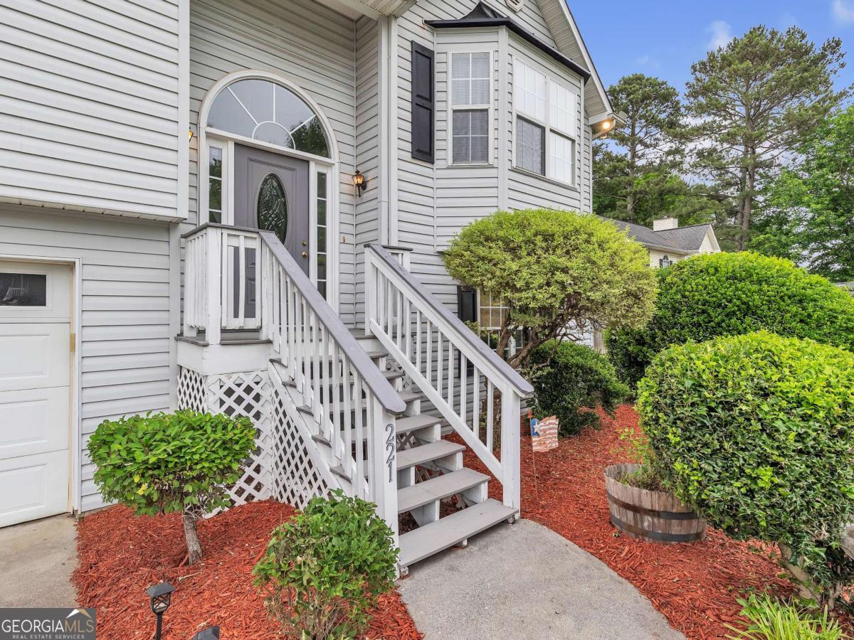 221 Wildwood CIR SE