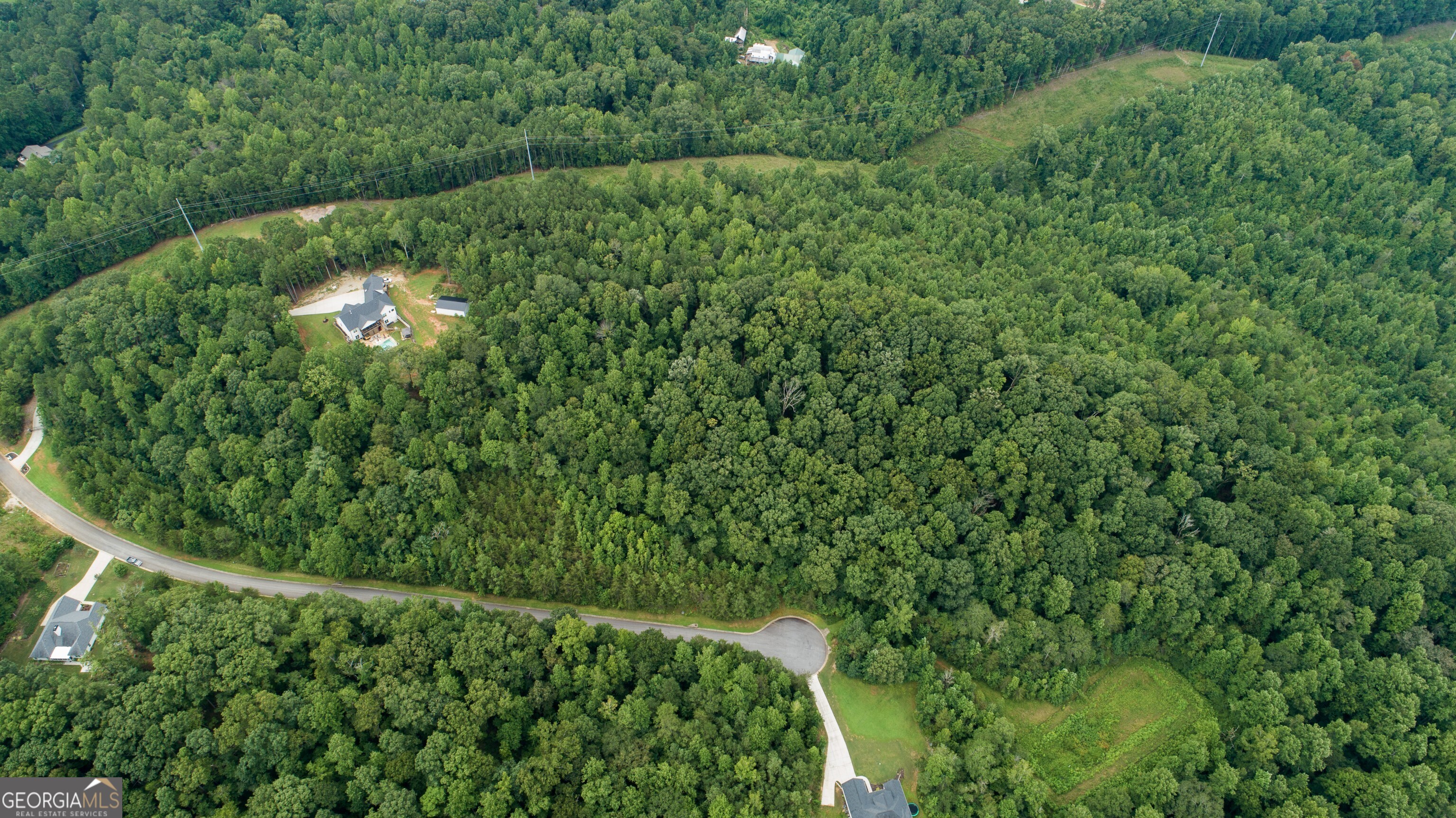 Breautiful lot in Overlook at Noth Hall subdivision. NO HOA! This property blends into nature offering tranquility and beauty. The residents of this subdivision benefit from highly regarded schools with excellent sport performance.