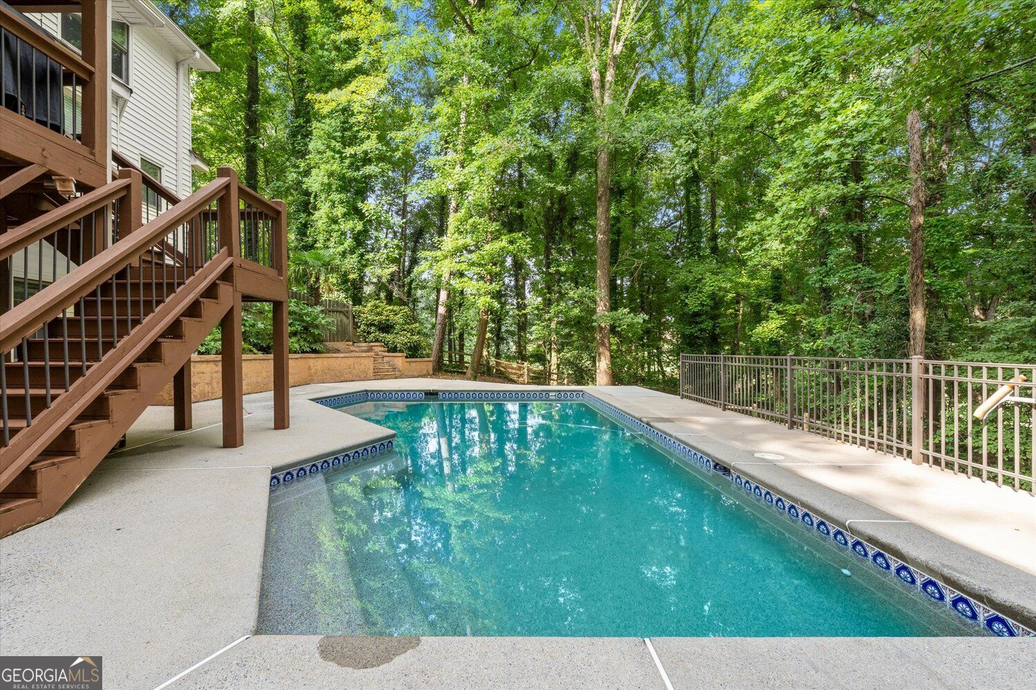 3201 Country Club CT NW