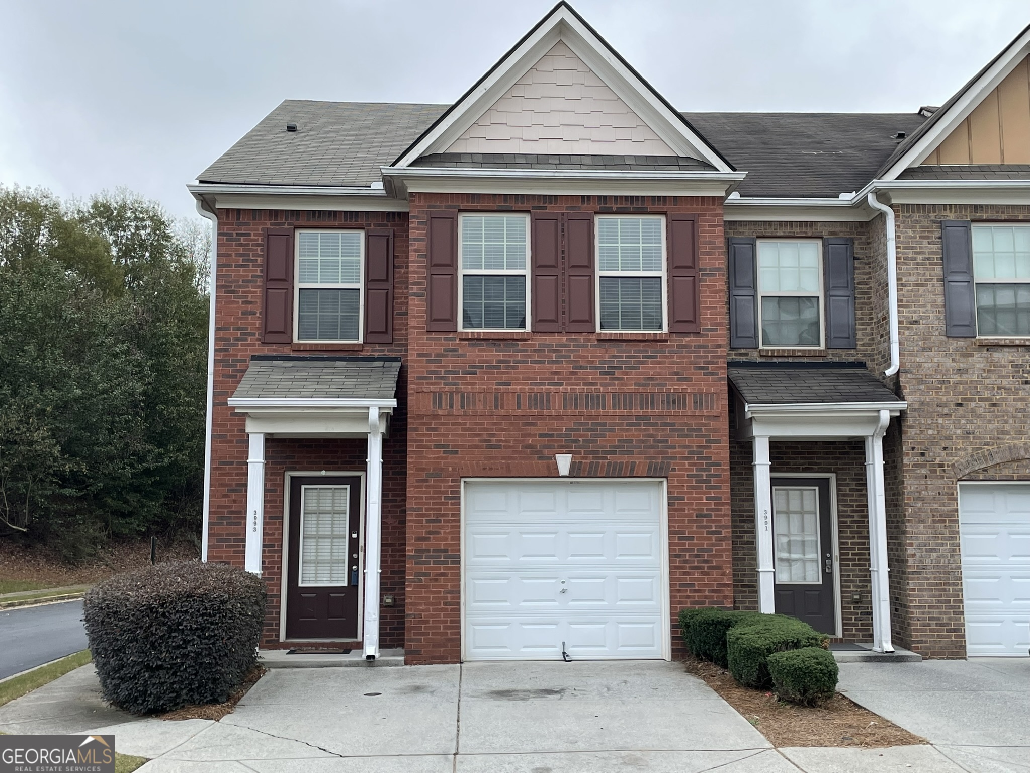 Beautiful End-Unit, All-Brick Townhome Featuring 3 Bedrooms And 2.5 Bathrooms In A Quiet, Gated Community. Enjoy A Spacious Family Room With A Fireplace, And An Open Kitchen With Ample Cabinet Space. The Master Bedroom Offers Natural Light And A Large Walk-In Closet, The Master Bathroom Includes A Separate Tub And Shower. Secondary Bedrooms Are Well-Sized, Providing Comfortable Living Space. Conveniently Located Near Shopping Plaza, Dining, And Minutes from I-85. No Pets, No Smoking Allowed. Please Use ShowingTime for Scheduling Showings
