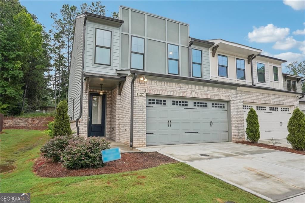 1127 Lucan LN