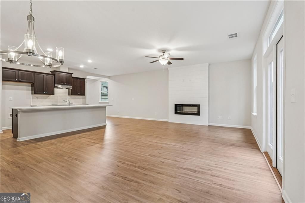 1127 Lucan LN