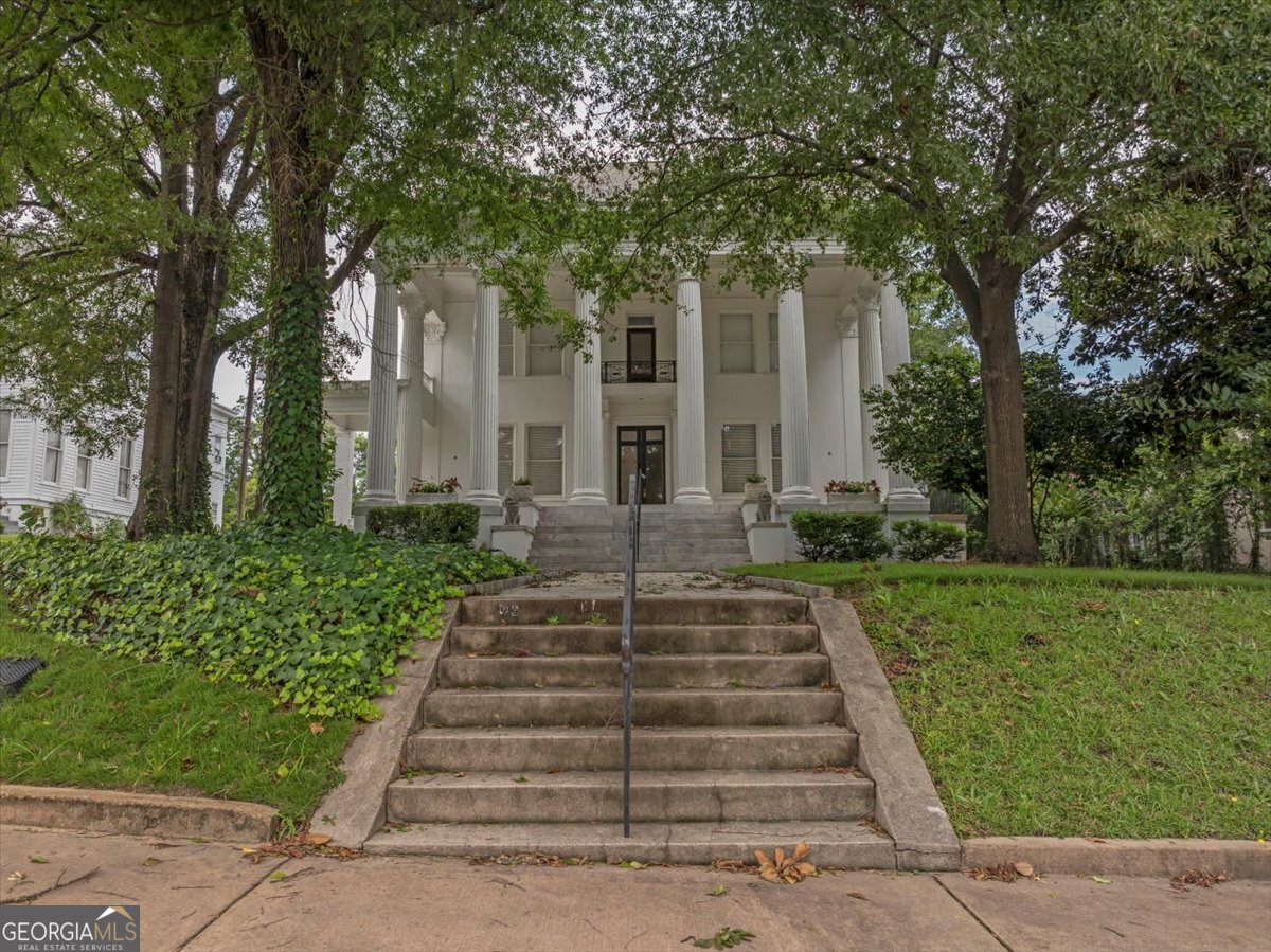 195 College ST