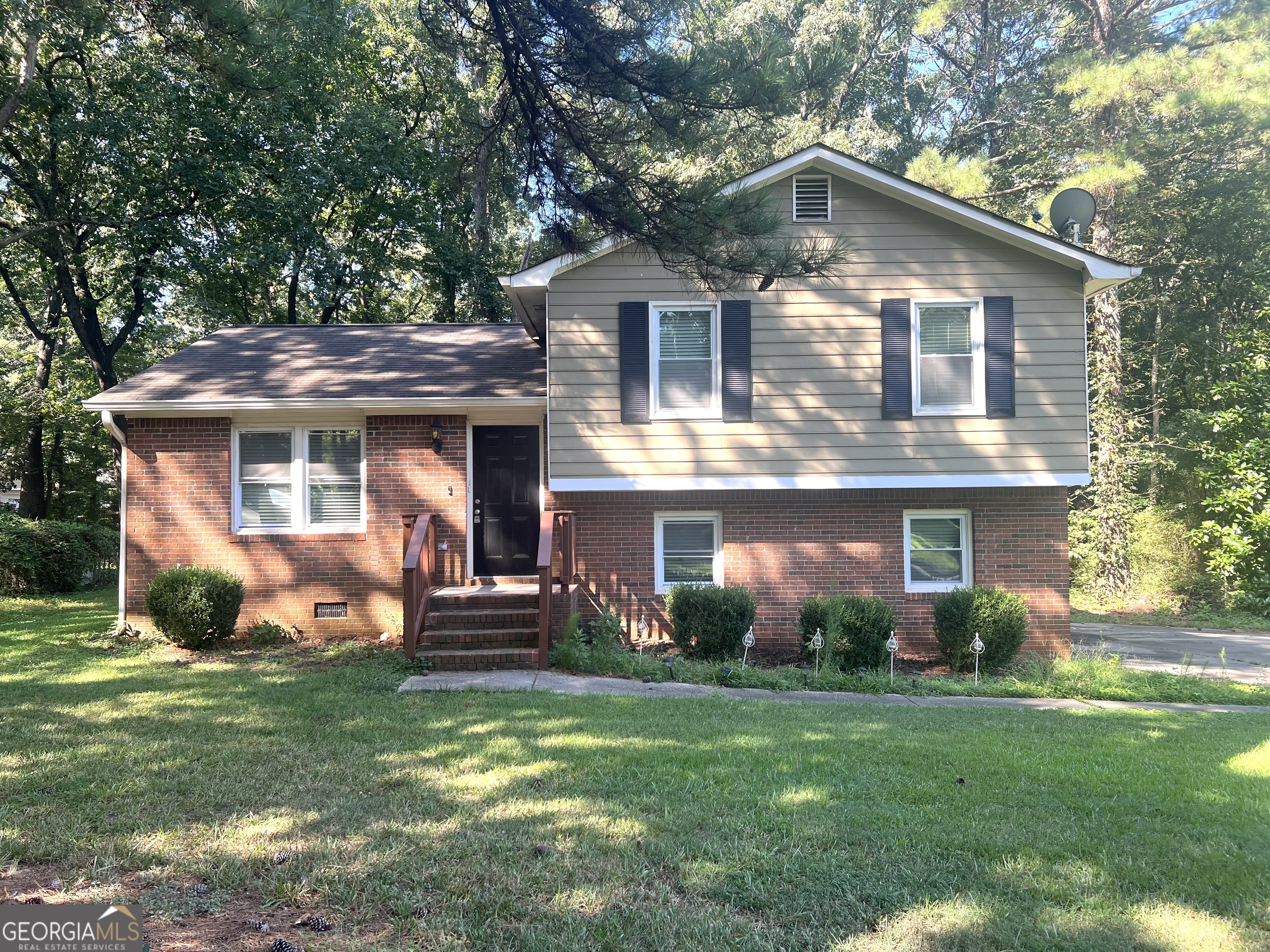 Welcome to your lovely home in the desirable Belmont Farms neighborhood of Ellenwood! This spacious 4-bedroom, 2-bathroom home features an open-concept floor plan, perfect for entertaining and gatherings. You may be looking to invest in a long-term rental or your first home, this property offers the best of both worlds. Minutes from I-675 and Atlanta's downtown and close to schools, shopping, and dining.