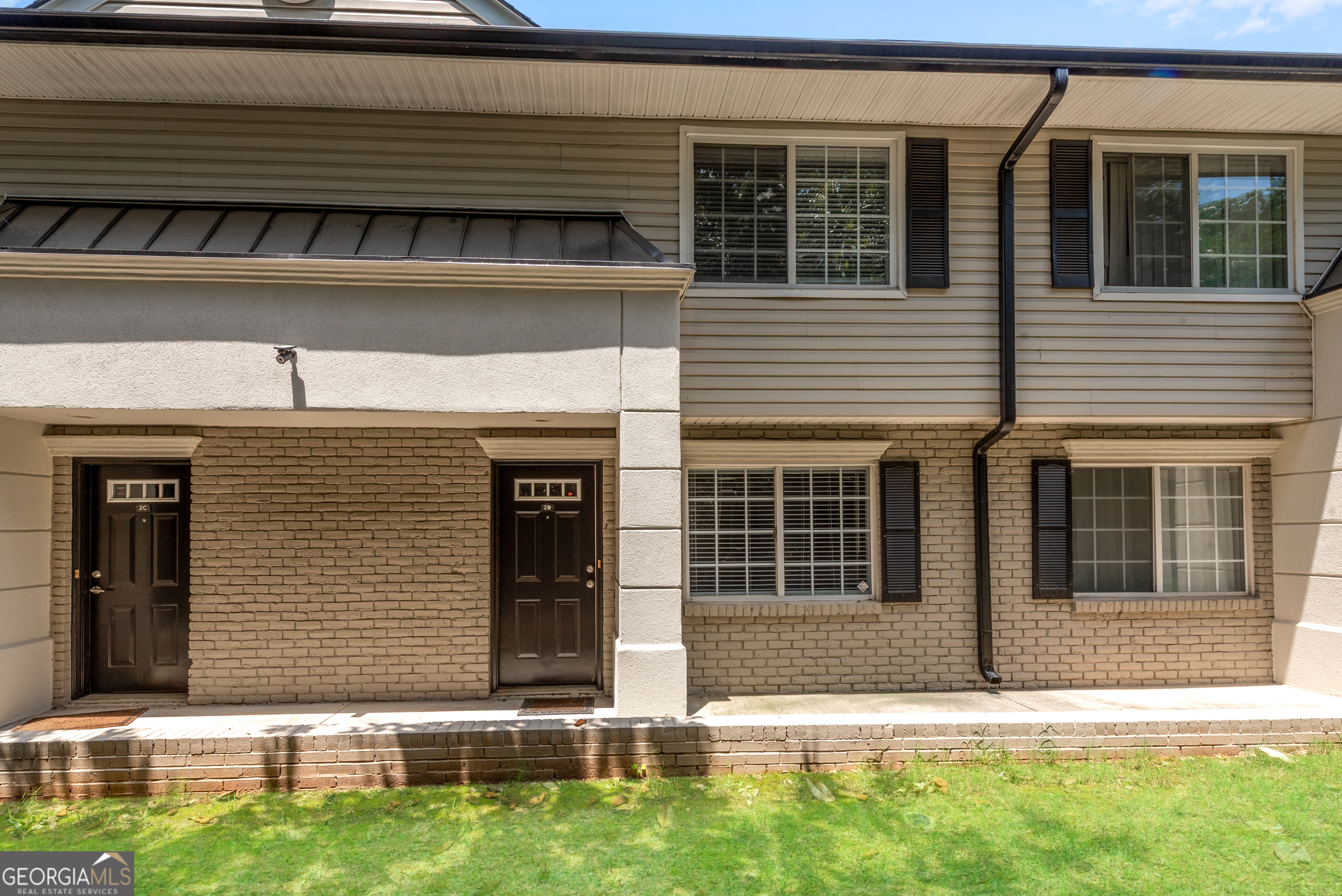 BRAZILIAN CHERRY HARDWOODS ON MAIN! GRANITE KITCHEN with Cherry Cabinets, Built-In Microwave, Smooth Cooktop - FRIDGE INCLUDED! Washer/Dryer Included! ALL BRS HAVE LARGE Walk-In CLOSETS. Private Patio/Courtyard. GREAT LOCATION-CLOSE TO SHOPS, RESTAURANTS, MARTA, INTERSTATES. Lease includes HOA, which includes Water, Trash & Swimming Pool! ALL Electric for LOW utility bills.